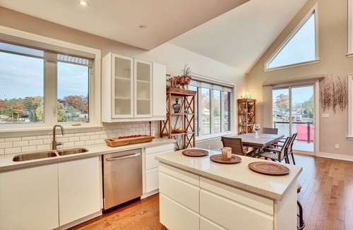 Wasaga Beach Cottage | Riverview home. 2 minute walk to the beach in the heart of Wasaga.