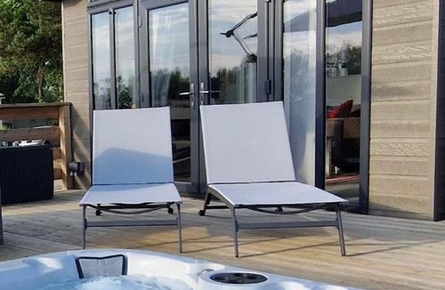 Frognall Apartment | Rolo's Lakeside Lodge With Hot Tub & Hi-Speed Wifi