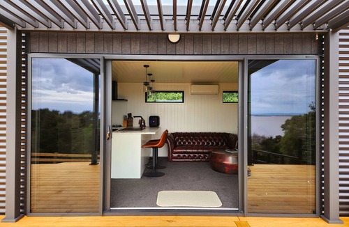 Waerenga Cabin | Romantic lakeside Cabin. 1 Hour ex Auckland CBD