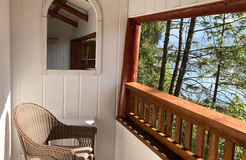Central Kootenay Cabin | Romantic lakeside Cabin