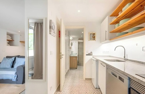 Praia das Macas Apartment | Romantic Studio - One Bedroom Apartment, Sleeps 2
