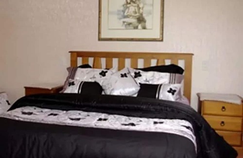 Lincoln Cabin | Romantic Vacation Getaway Surrounded by Gardens in Canterbury, South Island