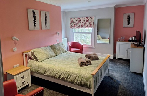 Cranleigh House | Room-comfortable Double Room With Bath