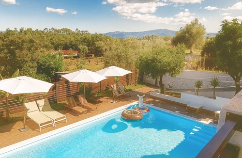 Vila Nova de Poiares Apartment | Room 'Quartinho Do Chafariz' with Mountain View, Wi-Fi and Air Conditioning