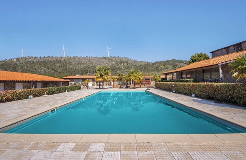 Armamar Apartment | Room 'Quarto 2 - Gojim Casa Rural' with Mountain View, Shared Pool and Wi-Fi