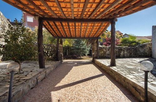 Armamar Apartment | Room 'Quarto 2 - Gojim Casa Rural' with Mountain View, Shared Pool and Wi-Fi