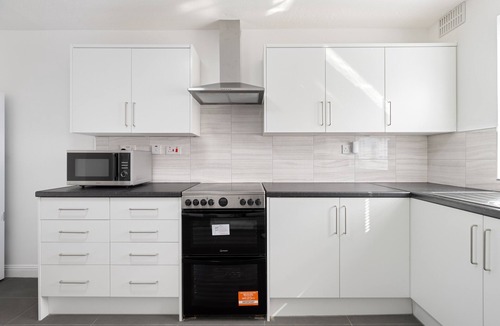 Hale Apartment | Roomy 3 bedroom house, 2 baths Mill Hill