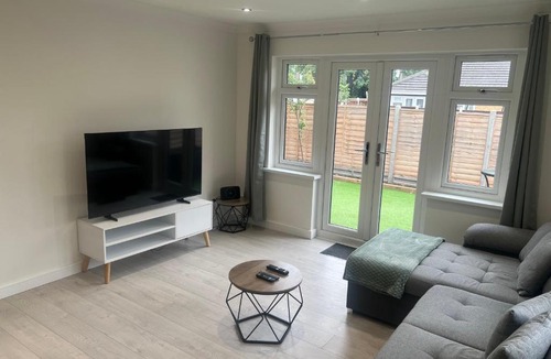 Edmonton Apartment | Rose Mews, Newly Refurbed Modern Interior with Garden