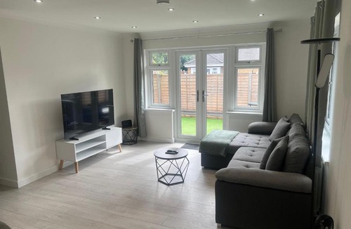 Edmonton Apartment | Rose Mews, Newly Refurbed Modern Interior with Garden