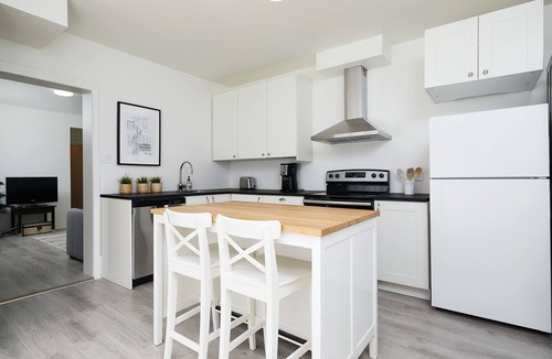 La Petite-Patrie Apartment | Rosemont Hideaway 1BR + 2 bath + Patio + A/C