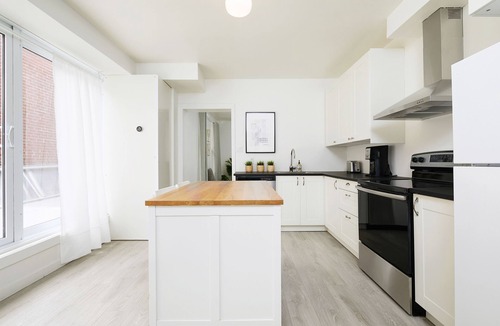 La Petite-Patrie Apartment | Rosemont Hideaway 1BR + 2 bath + Patio + A/C