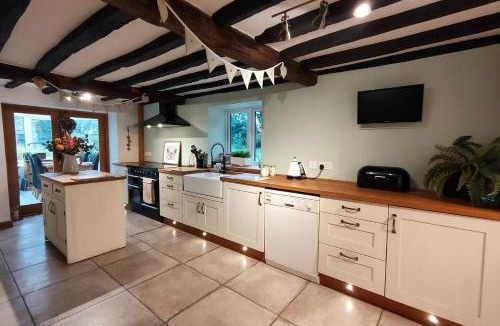 Firbeck House | Rural cottage! Wood-fired hot tub Bliss awaits