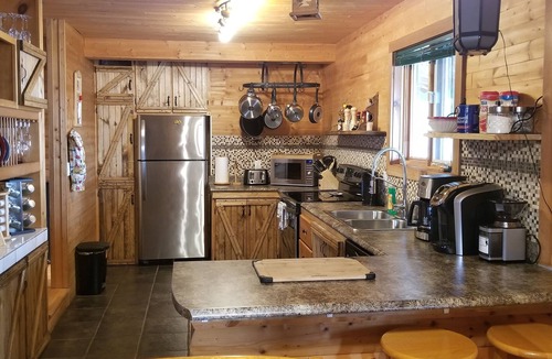 Woody Point House | Rustic Log Style Chalet in the Heart of Gros Morne National Park!