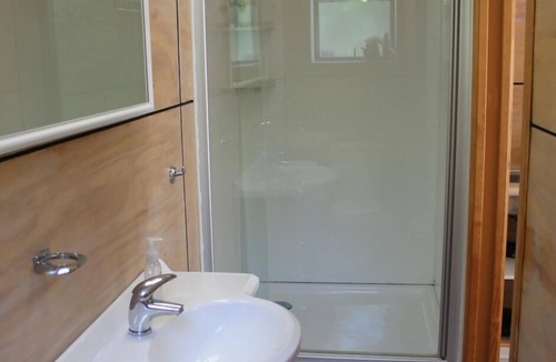 Tryphena Ski Chalet | Sandhills Beach Hut. Medlands Beach