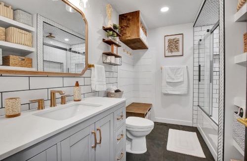 Saskatoon House | Saskatoon 5 bedroom-Big Gatherings-Patio-BBQ-Games Room