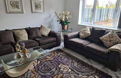 Leicester House | SAV 5 bedroom Executive detached house in Leiceste