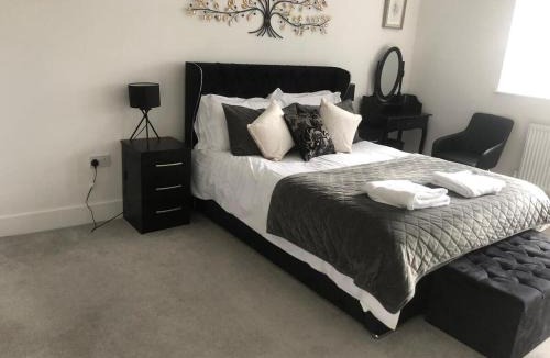 Leicester House | SAV 5 bedroom Executive detached house in Leiceste