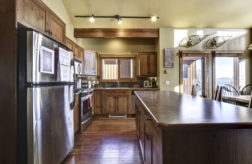 Snow Pine Estates Ski Chalet | Scenic Lodge ~ Ski-In Out ~ Hot Tub ~ Free EV Charging