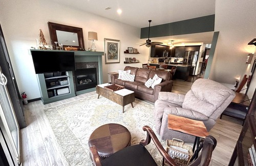 Scotch Creek House | Scotch on the Rocks - Waterfront - Shuswap Vacations and Sledding Accommodation