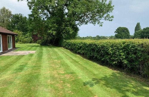 Edingley House | Secluded 4 bed bungalow in mature 1 acre gardens with b close to Sherwood Forest