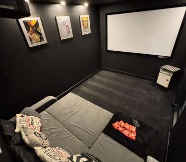 Oadby House | Secure Gated 5 Bed Modern Elm Tree House City Centre 92" Cinema