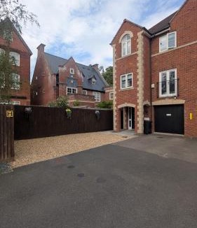 Oadby House | Secure Gated 5 Bed Modern Elm Tree House City Centre 92" Cinema