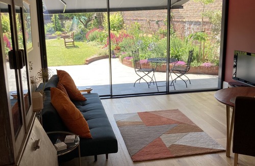Eastbourne City Centre Apartment | Self-contained annex close to town centre