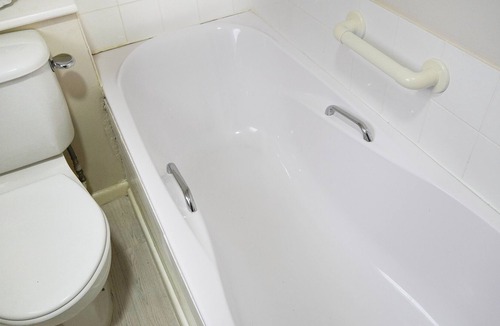 Wantage Apartment | Self contained cosy Annexe, with patio, and privacy guaranteed.