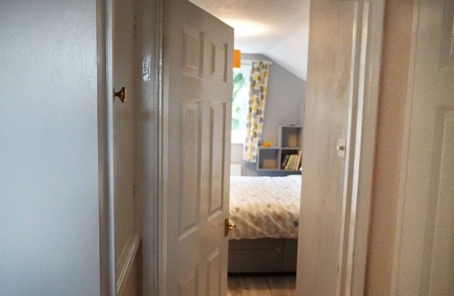 Wantage Apartment | Self contained cosy Annexe, with patio, and privacy guaranteed.