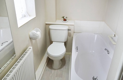 Wantage Apartment | Self contained cosy Annexe, with patio, and privacy guaranteed.