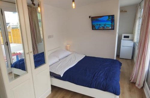Watford Apartment | Self Contained, Double Bed Studio, private kitchen, private Bath, Walking distance to Harry Potter