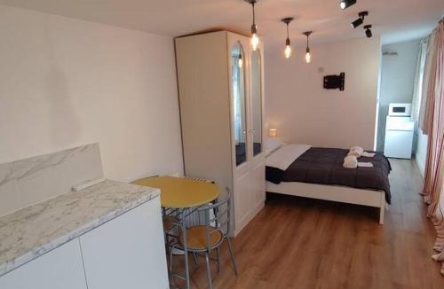 Watford Apartment | Self Contained, Double Bed Studio, private kitchen, private Bath, Walking distance to Harry Potter