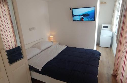 Watford Apartment | Self Contained, Double Bed Studio, private kitchen, private Bath, Walking distance to Harry Potter