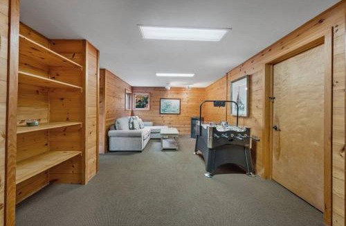 Clearview Ski Chalet | Serene Spacious Home in Creemore