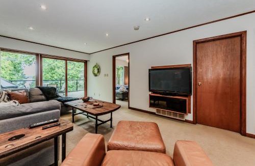 Wiarton Ski Chalet | Serene Waterfront Retreat