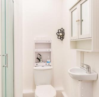 Seven Sisters Bed & Breakfast | Shalom Stay London