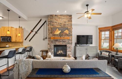 Steamboat Springs House | Shared Hot Tub,1 Car Garage, Dining & Grocery, Walk to Shops, On Bus Route