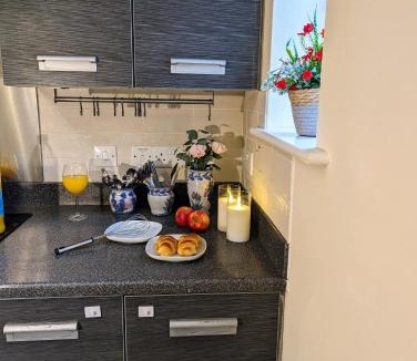 Church Gresley House | Sherlock's Moray House -Idea long stay for contractors & family Two bedroom mid terrace 3 beds 2 sofa beds Sleep 5 Working facility Free WiFi TV & private parking Enclose rear garden dog friendly Sainsbury's & takeaway pubs in walking distance