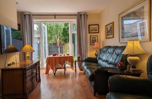 Church Gresley House | Sherlock's Moray House -Idea long stay for contractors & family Two bedroom mid terrace 3 beds 2 sofa beds Sleep 5 Working facility Free WiFi TV & private parking Enclose rear garden dog friendly Sainsbury's & takeaway pubs in walking distance