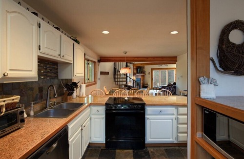 Wildernest House | Silverthorn Skiing & Hiking with Community pool/hot tub/Sauna.