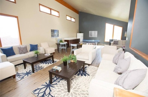 Wildernest House | Silverthorn Skiing & Hiking with Community pool/hot tub/Sauna.