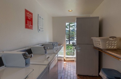 Wildernest House | Silverthorn Skiing & Hiking with Community pool/hot tub/Sauna.