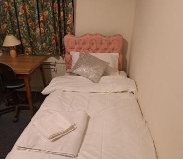 Seven Kings House | Single Bedroom available - Train station London Seven Kings