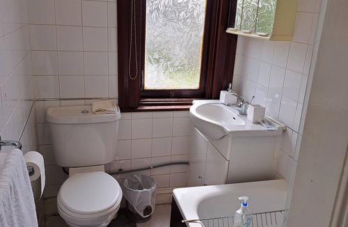 Seven Kings House | Single Bedroom London Seven Kings train station with shared bathroom