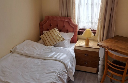 Seven Kings House | Single Bedroom London Seven Kings train station with shared bathroom