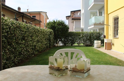 Rivoltella Apartment | Sivori house on Lake Garda with large garden