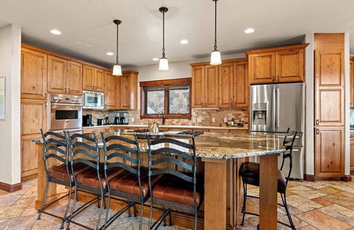 Warrior's Mark West House | Six Ensuite Bedrooms, Major Mtn Views, Hike/Ski
