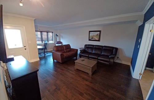 Barrie House | Ski hills and Hockey rinks close by