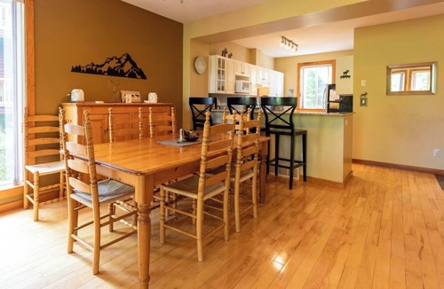 East Kootenay House | Ski In. 10 Minute Walk to the Lifts. Hot Tub