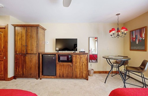 Vail Apartment | Ski-in/out studio w/mountain/creek view, fast WiFi, shared pool/hot tubs/laundry